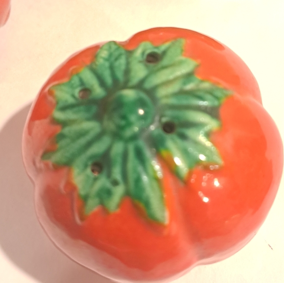 Vintage ceramic salt and pepper shaker set, tomatoes in a green basket. - Picture 3 of 9
